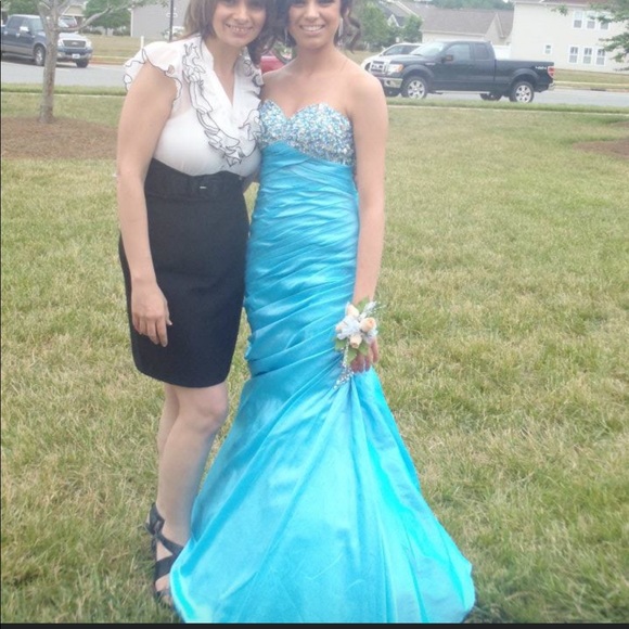 PROM DRESS - Picture 2 of 3